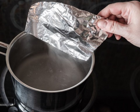 Do uszczelniania i odstraszania gryzoni. Folię aluminiową wykorzystasz w domu i ogrodzie