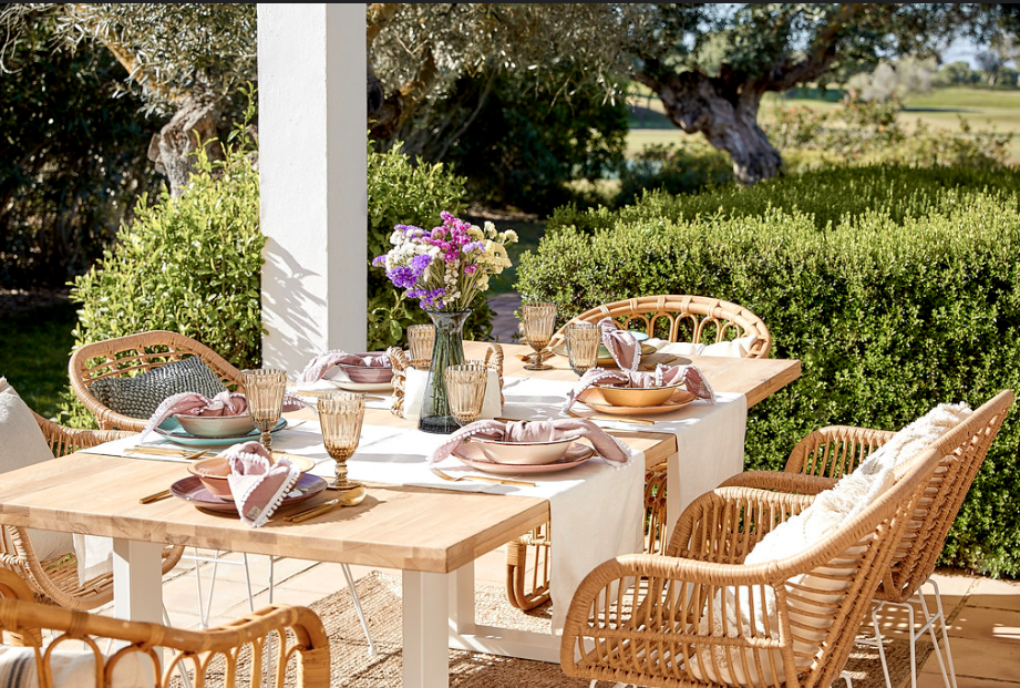 Ogród, Spotkajmy się w ogrodzie - perfekcyjne garden party w 5 krokach! - Właściwa ekspozycja
Na przyjęciu w ogrodzie nie może zabraknąć owoców, ciast, deserów i sałatek – na stole króluje feeria barw. Takie potrawy warto wyeksponować na pięknych półmiskach i pomysłowych etażerkach, które będą subtelnymi akcentami wśród kolorowych przysmaków. Przydatne będą także niewielkie miseczki i salaterki, w których można zaserwować dipy i drobne przekąski.