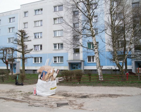 Sąsiad robi letni remont, na chodniku zalegają worki z gruzem. Co zrobić, gdzie zgłosić, czy grozi mu kara?