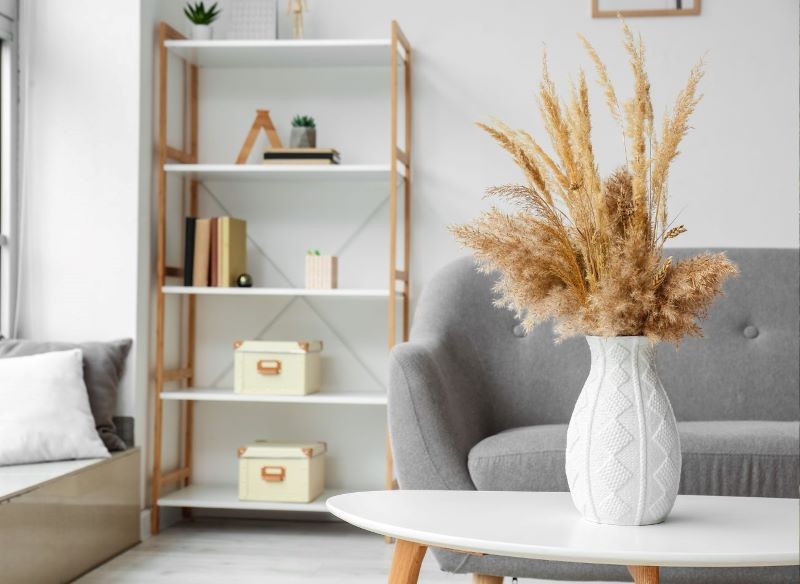 Prosta sofa na drewnianych nóżkach to najlepszy wybór do skandynawskiego salonu.
