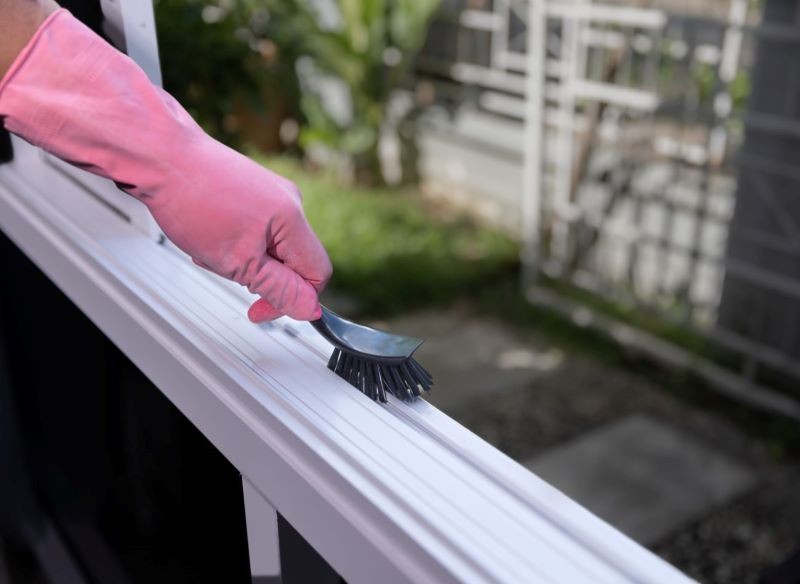 Plastikowe ramy okienne szybko się brudzą.