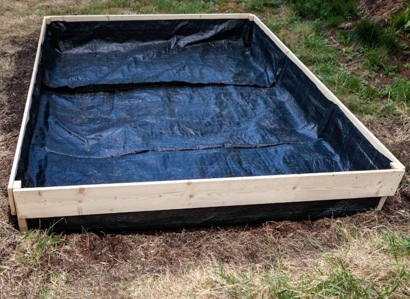 Dno grządki warstwowej należy wyścielić matą, agrowłókniną lub siatką przeciwko kretom.