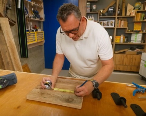 Jak starą deskę można przerobić na wieszak w stylu loftowym? Darek Stolarz wyjaśnia i daje pełną instrukcję