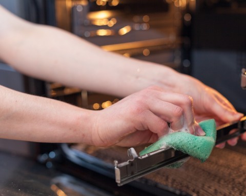 5 domowych sposobów na wyczyszczenie piekarnika. Jeden zadziwia, ale działa znakomicie