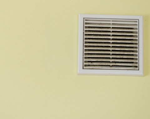 Fachowy sposób na czyszczenie kratki wentylacyjnej. Wilgoć w domu szybko zniknie