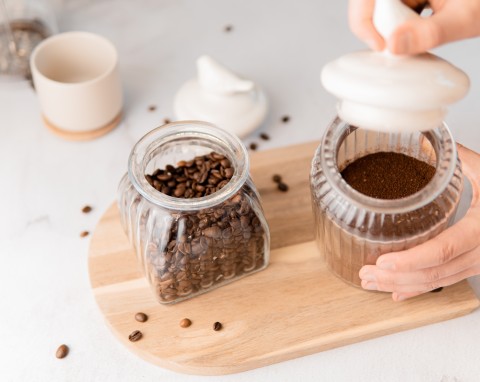 Świeża kawa ziarnista na dłużej - jak powinno się przechowywać ziarna?