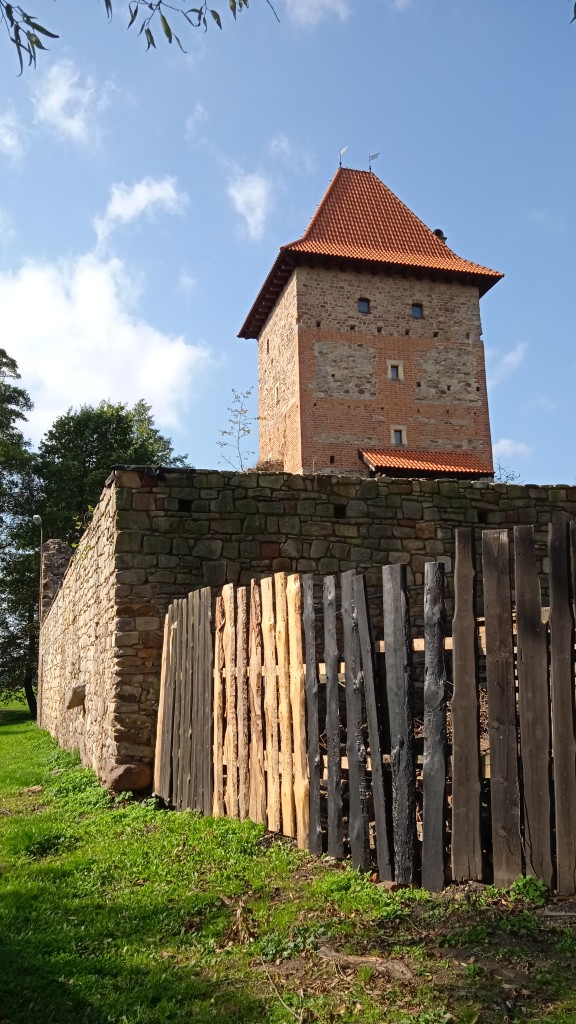 Podróże, WOKÓŁ RUIN ZAMKU CHUDÓW