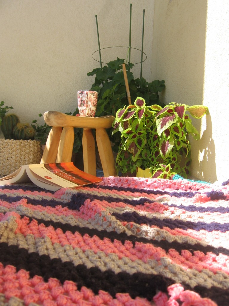 Balkon, Mały balkon w wielkim mieście - z książką i kawą.