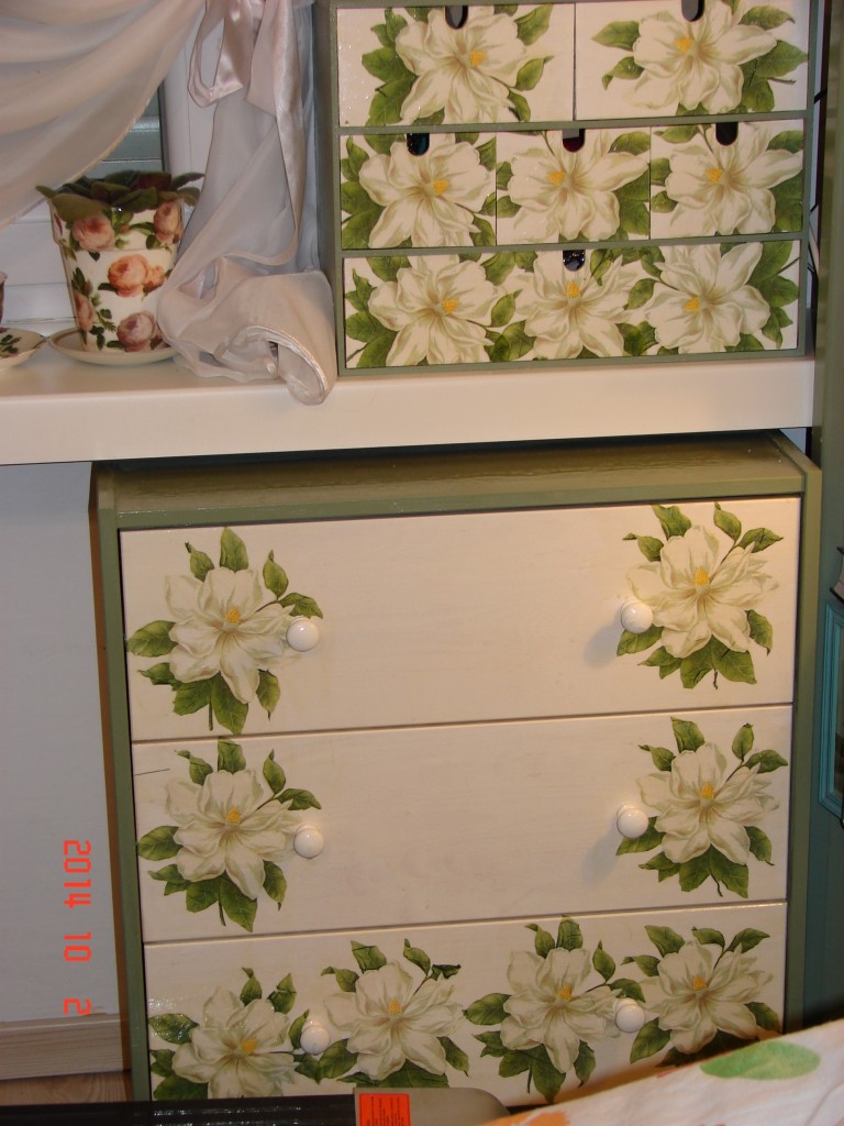 Pozostałe, Mój decoupage - Szafki przy łózku  w magnolie 