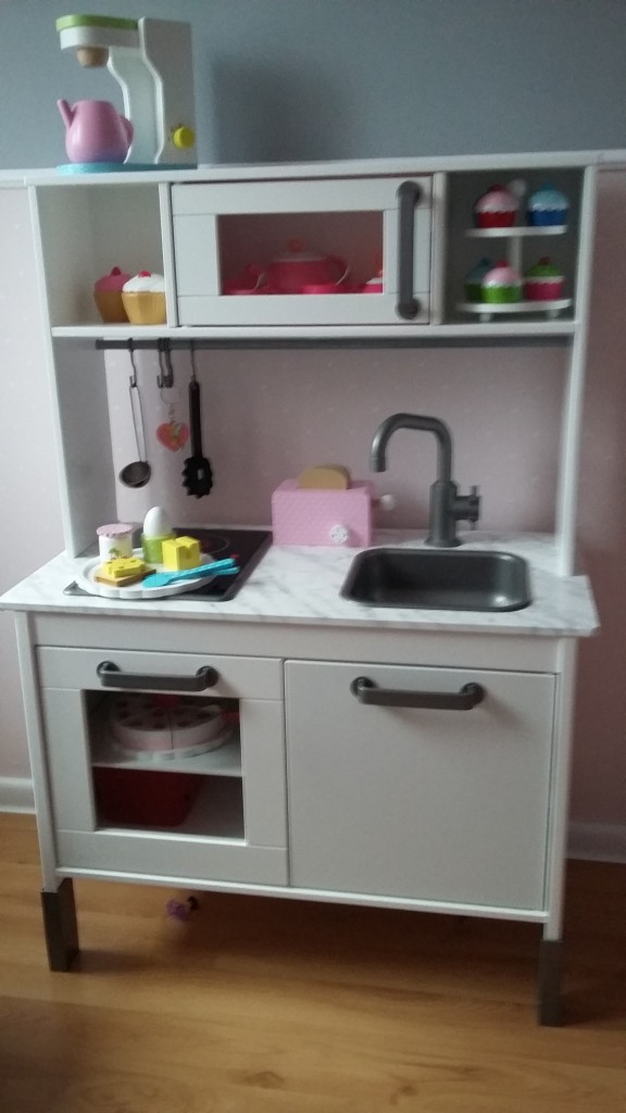 Pokój dziecięcy, zmiany w pokoju córeczki - Kuchnia to kupiony na promocji Duktig Ikea ale troszkę podrasowany :) Troszkę farby okleiny na blat, oświetlenie i zupełnie inny efekt :)