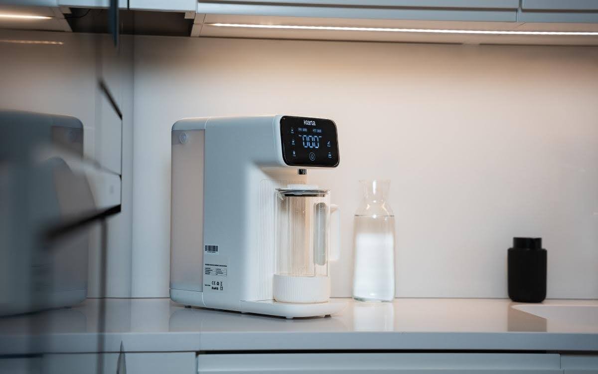 Klarta AQVA w nowoczesnej minimalistycznej kuchni. Źródło: Klarta.pl / materiały promocyjne