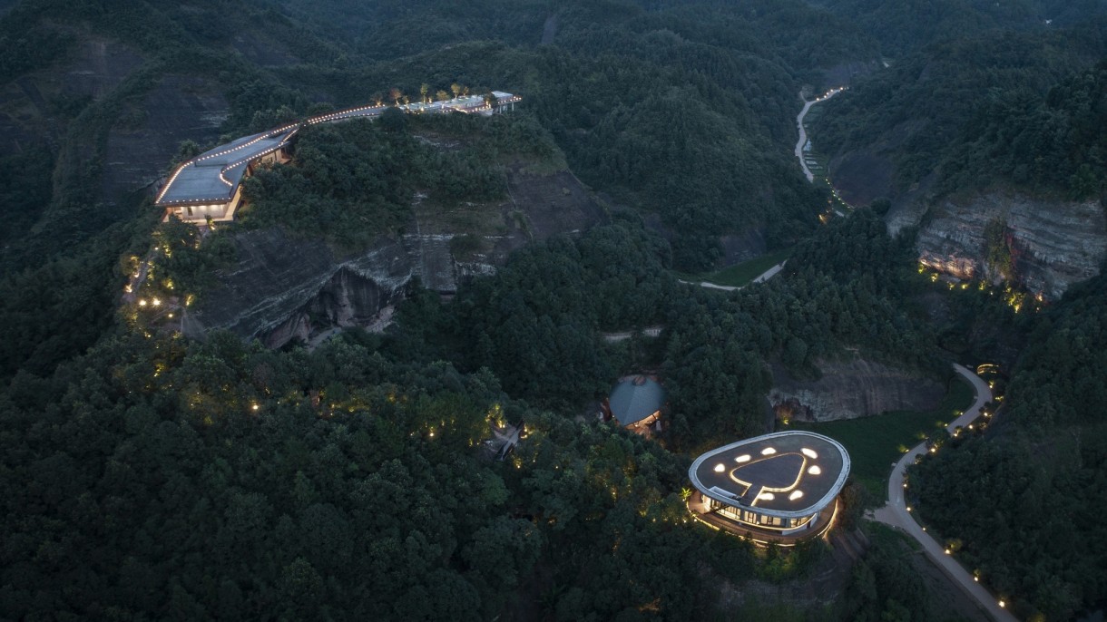 Domy i mieszkania, Luksusowy dom na klifie - Luksusowy Hotel Eagle Rock Cliffs znajduje się w Chinach w prowincji Hunan. Budynek został zaprojektowany przez firmę architektoniczną Duoxiangjie z Pekinu.  To częścią projektu o nazwie Pingjiang Homey Wild Luxury, który składa się z trzech charakterystycznych budowli.

Źródło: Jin Weiqi / Duoxiangjie Architec/Ferrari Press/East News