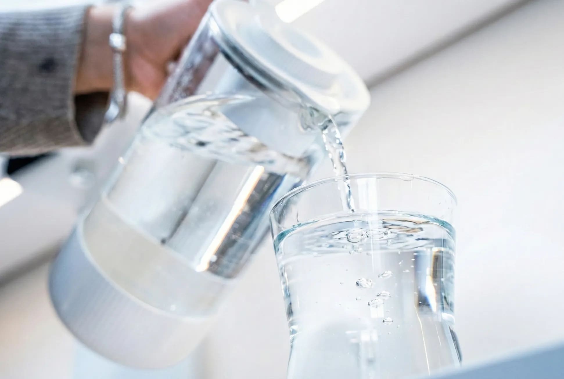 Czysta i remineralizowana woda z dzbanka filtrującego Klarta AQVA. Źródło: Klarta.pl / materiały promocyjne