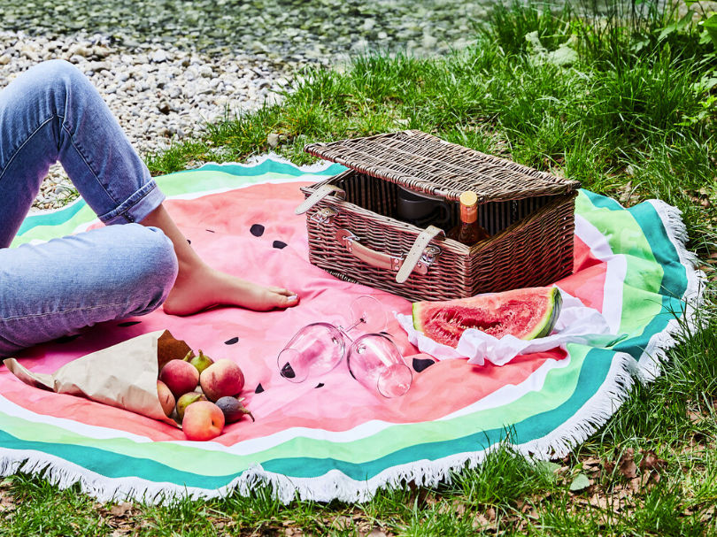 Pozostałe, Czas na piknik! - Odrobina elegancji
Kto powiedział, że piknik nie może być elegancki? Zaskocz wszystkich piękną oprawą posiłku w otoczeniu natury, podając deser na eleganckich tacach lub paterach.