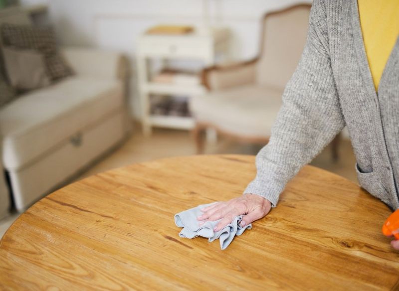 Cytryna, ocet i oliwa z oliwek to naturalne składniki, które stanowią bazę domowego środka na kurz.