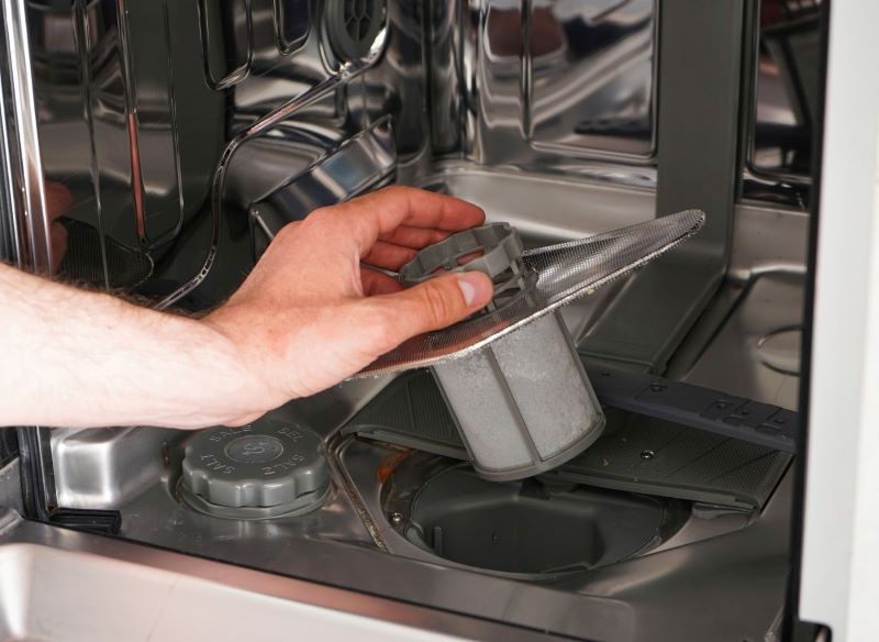 Nie zapominajmy o czyszczeniu filtra w zmywarce.