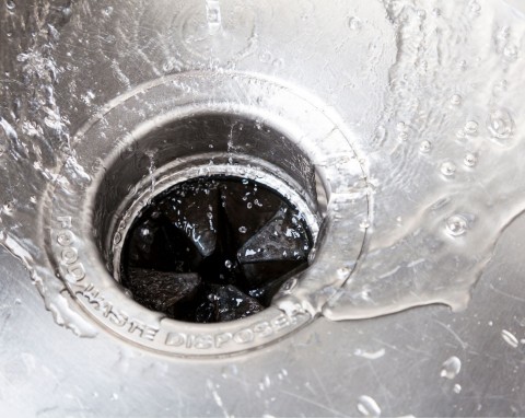 Dlaczego nie wolno wlewać wrzącej wody do zlewu? Zagrożenie, o którym mało kto wie