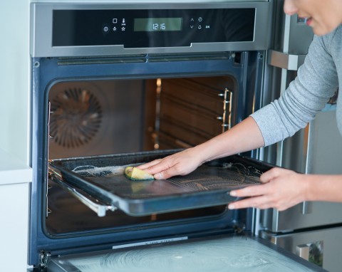 Naturalne sposoby na czystą blachę do pieczenia. Ani grama chemii