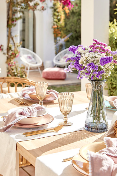 Ogród, Spotkajmy się w ogrodzie - perfekcyjne garden party w 5 krokach! - Lśniące detale
Spotkanie po długiej przerwie z przyjaciółmi? Niech ten wieczór będzie wyjątkowy! Rozświetl ogród lampionami, a zastawę stołową wzbogać o lśniące, kryształowe naczynia i złote sztućce.