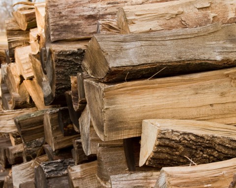 Ogrzewanie drewnem domu o powierzchni 100 m². Ile drewna potrzeba, by zapewnić ciepło?