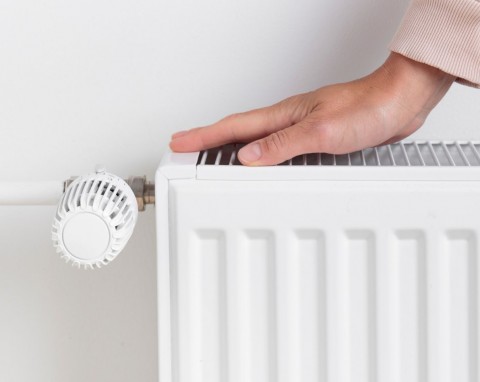 Na jak długo powinna wystarczać tona pelletu w zimie? Sprawdź normy, a potem piec