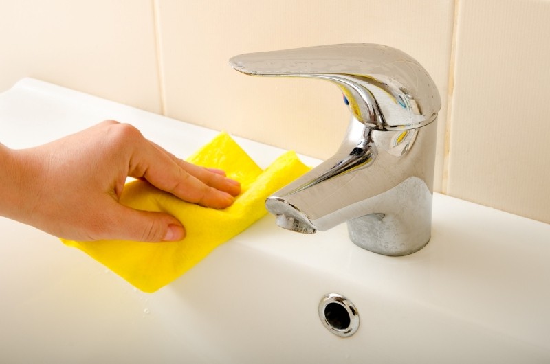jak czyścic chromowane elementy w łazience