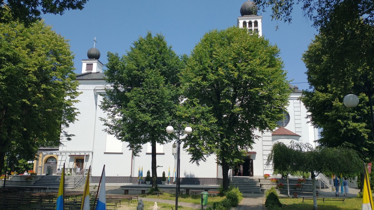 Podróże, Sanktuarium MB Fatimskiej w Turzy Śląskiej. - Wejście boczne, a po ;ewej stronie ołtarz zewnętrzny, oraz ławeczki na dworze. 
Tutaj też odbyła się msza św., pogoda sprzyjała.