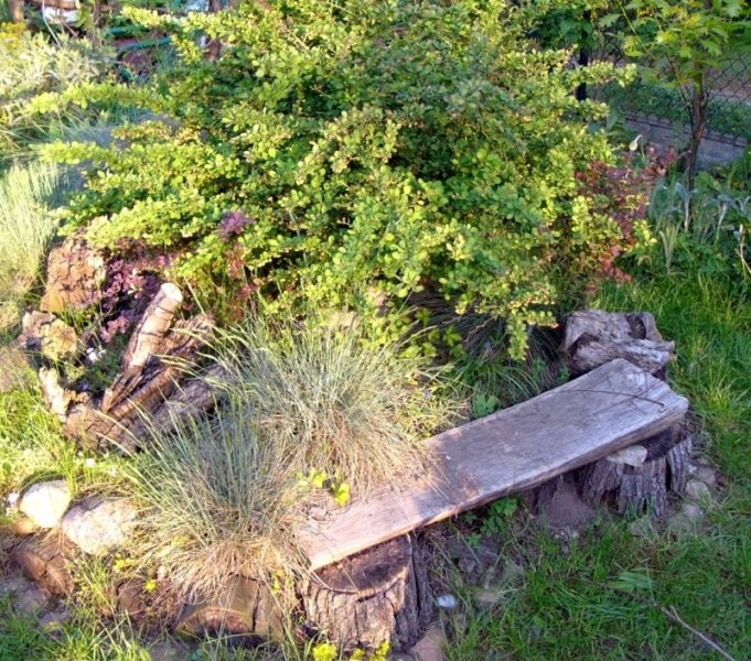 Ogród, Ogrodowe dekoracje - ławeczka przy ognisku