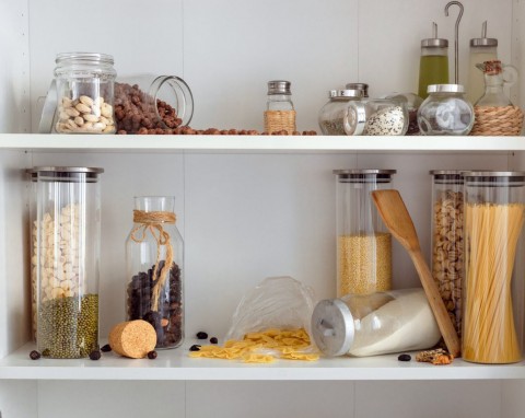 Pozbędziesz się moli spożywczych raz na zawsze. Ustaw w odpowiednim miejscu