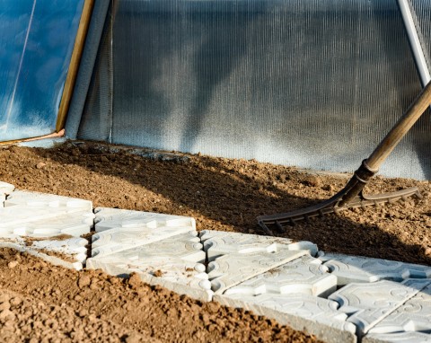 Dlaczego warto wrzucić śnieg do szklarni lub tunelu? Zalety i sposób wykorzystania