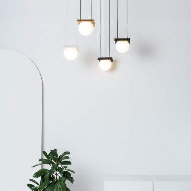 Zdecyduj się na kilka źródeł światła
Przy wyborze oświetlenia do domowej strefy biurowej należy również przywiązać wagę do kilku źródeł światła. Obok oświetlenia ogólnego, na przykład w postaci subtelnych opraw wpuszczanych z kolekcji HOLLOW polskiej marki AQForm, które swoją bielą lub czernią wzbogacą każdą przestrzeń, warto postawić na oświetlenie kierunkowe, skierowane na powierzchnię roboczą np. biurka. Może mieć ono postać regulowanych kinkietów, ale także funkcjonalnych opraw na szynoprzewodach czy opraw wiszących, które można znaleźć między innymi we wzorowej zarówno pod kątem estetyki jak i funkcjonalności serii RAFTER points.