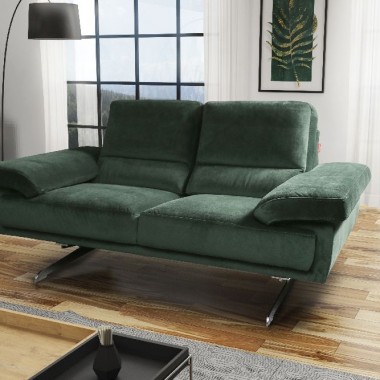 Najpopularniejszymi oraz najbardziej pożądanymi wariantami kolorystycznymi welwetowych  sof są odcienie butelkowej i oliwkowej zieleni, wszelkiego rodzaju musztardy oraz klasyczny granat, brodo i szmaragd – kolory, które wspaniale podkreślają opalizację tego materiału. Przez swój szykowny charakter, mebel ten doskonale pasuje do wnętrz kojarzących się z elegancją i luksusem – na przykład urządzonych w stylu glamour, art deco, modern czy paryskim. Z drugiej strony sprawdzi się również w nurcie skandynawskim, dodając prostym wnętrzom odrobinę ekstrawagancji i nonszalancji.