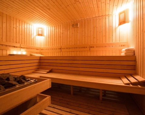 Dlaczego warto korzystać z sauny? Sprawdzamy korzyści zdrowotne