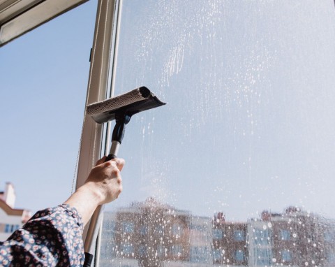 Ile kosztuje mycie okien na Wielkanoc? Aktualny cennik w poszczególnych województwach, darmowe mycie okien