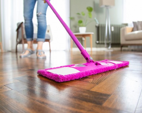 Dodaj odrobinę do wody podczas mycia podłogi. Pozbędziesz się bakterii, a w domu będzie pięknie pachnieć