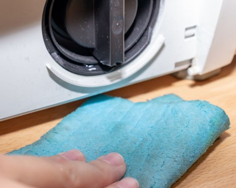 Prosty patent na czyszczenie filtra w pralce.  Zacznie szybciej wirować, a ubrania znów będą świeże i pachnące