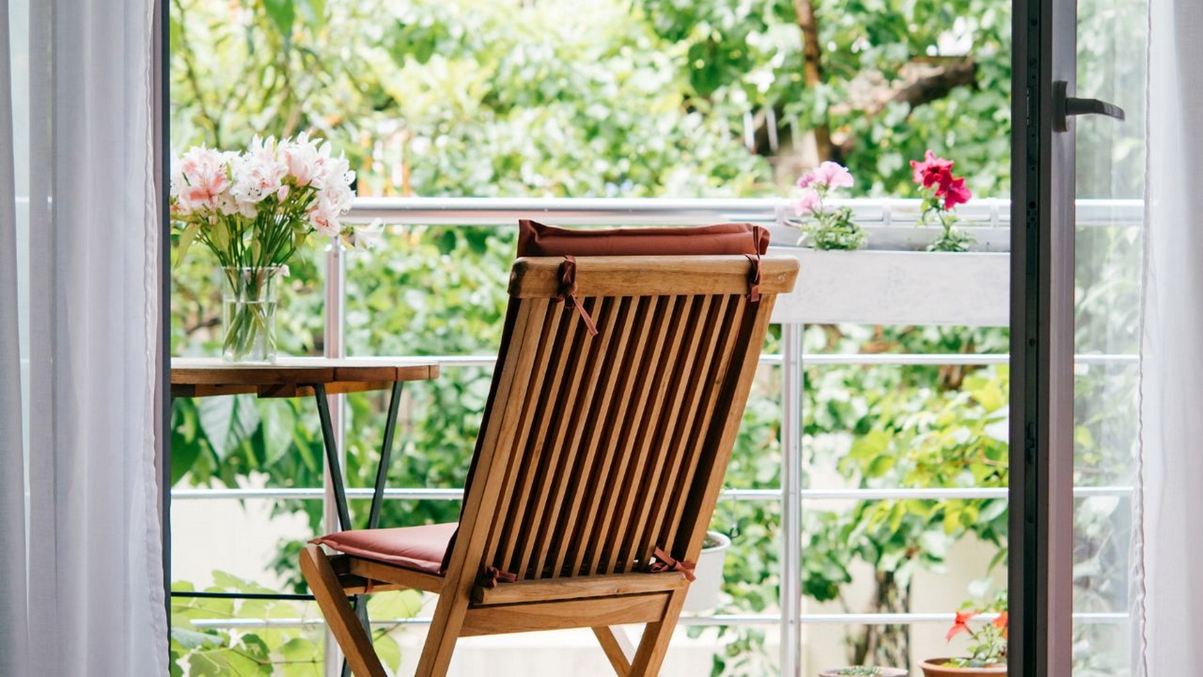 Drewniane krzesło balkonowe