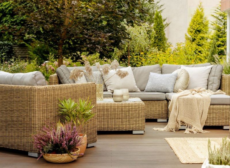 Na taras utrzymany w stylu boho możemy wybrać meble z naturalnych materiałów.