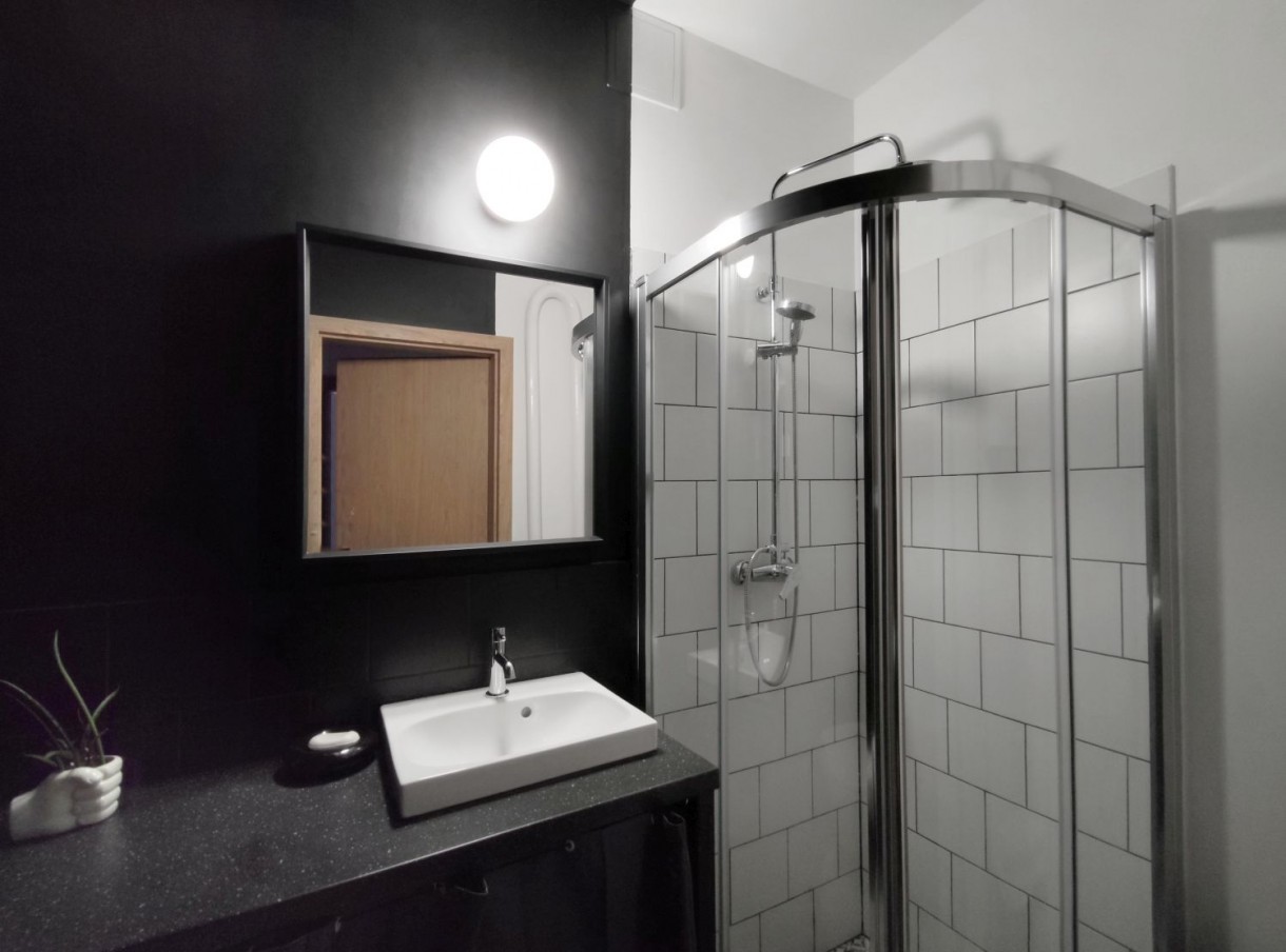 Domy i mieszkania, Nie warto oszczędzać na jakości - Zastosowanie nowoczesnego odpływu liniowego Geberit CleanLine pod prysznicem również nie było przypadkiem.