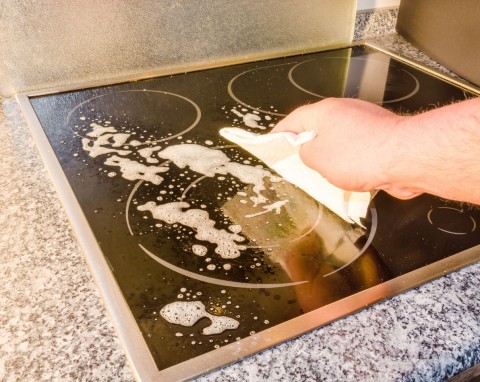 Czysta płyta indukcyjna to oszczędne gotowanie. Prosty domowy trik przywraca jest połysk