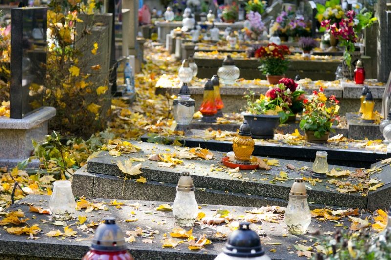 Dzięki regularnemu myciu i czyszczeniu możemy przedłużyć trwałość pomnika na cmentarzu.