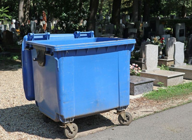 Na terenie cmentarza znajdują się kontenery przeznaczone do segregowania odpadów.