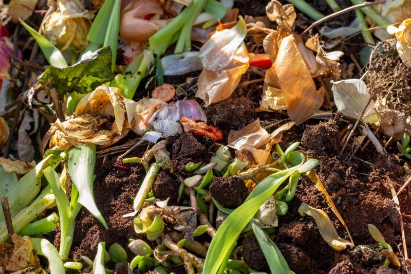 Jak przyspieszyć dojrzewanie kompostu? Pomocne jest mieszanie wsadu, ale tylko w dni bez mroz&oacute;w.