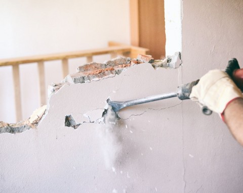 Czy możesz wyburzyć ścianę nośną bez pozwolenia? Sprawdzamy, co grozi za samowolę budowlaną
