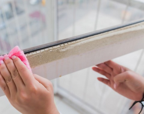 Jedna tabletka wyczyści porządnie czyści brudne ramy okienne. Pomoże też przy tłustym okapie