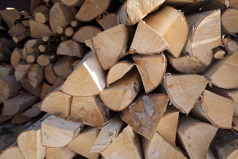 zakaz palenia mokrym drewnem w kominku