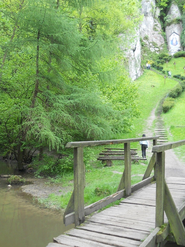 Podróże, Dolina Mnikowska, wycieczka spacerowo - wyczynowa:) - Tuż za mostkiem rozpościera się polana, zwana Cyrkiem. 
Jest to centrum Doliny Mnikowskiej, a szlak wiedzie w górę, poprzez sto czterdzieści schodów, wprost przed Oblicze Matki Bożej Skalskiej:)