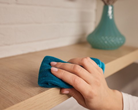 Drewniane meble odzyskają dawny blask. Pomoże zapomniany sposób z 2 kuchennymi składnikami