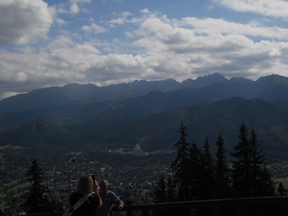 Podróże, Zakopane w foto - pigułce. Część pierwsza: Krupówki. - Gubałówka słynie z pięknych widoków. Jest co podziwiać, góry widziane z bardziej bliska, podzielone na konkretne górki mniejsze i większe - jakby je kto nasadził :) aż po Tatry wysokie.