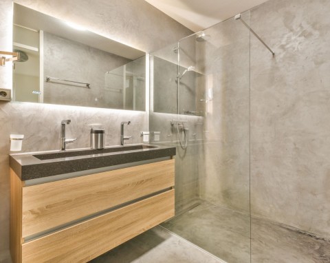 Już nie drogie i eleganckie płytki są najmodniejsze. Żadnych fug, teraz to jest łazienkowy hit